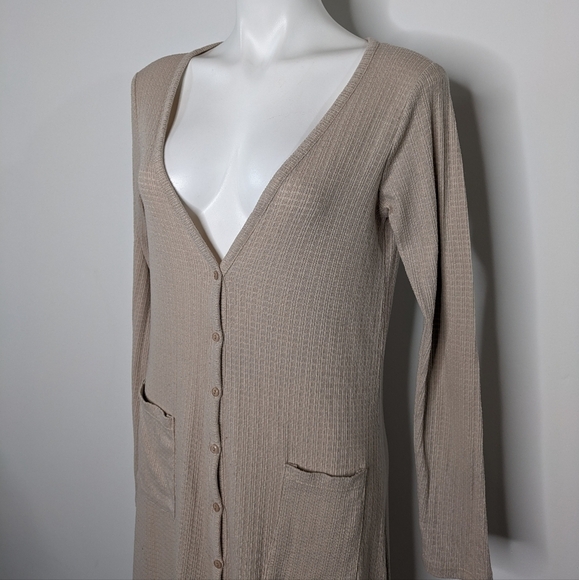 ✨3/$15 Lulu's light tan button up sweater cardigan dress M - Picture 5 of 10